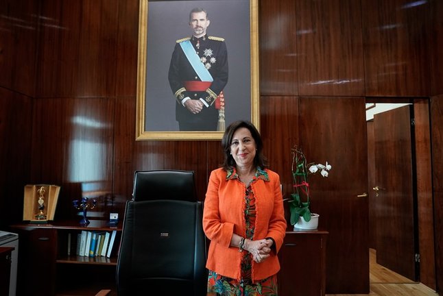 La ministra de Defensa, Margarita Robles, posa delante de un cuadro de Felipe VI durante una entrevista con Europa Press, a 4 de agosto de 2021, en el Ministerio de Defensa, Madrid, (España).