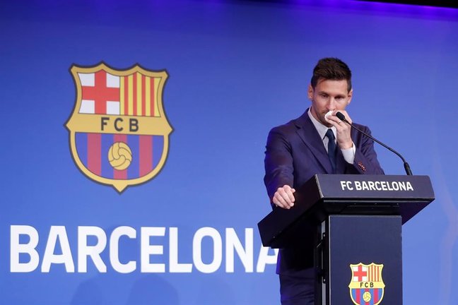 El delantero argentino Lionel Messi aseguró este domingo, entre lágrimas, que tanto él como su familia estaban "convencidos" de que iban a seguir en Barcelona, durante una rueda de prensa. EFE/Andreu Dalmau
