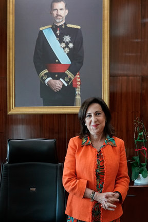 La ministra de Defensa, Margarita Robles, posa delante de un cuadro de Felipe VI durante una entrevista con Europa Press, a 4 de agosto de 2021, en el Ministerio de Defensa, Madrid, (España).