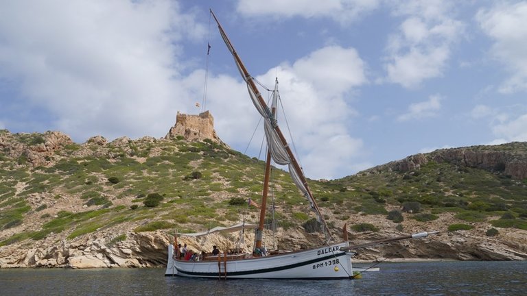 Una de las embarcaciones tradicionales en aguas de Cabrera.