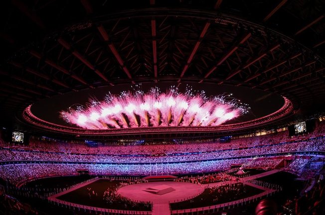 Fin del espectáculo de la ceremonia de clausura de los Juegos Olímpicos 2020, este domingo en el Estadio Nacional de Tokio (Japón). EFE/ Lavandeira jr
