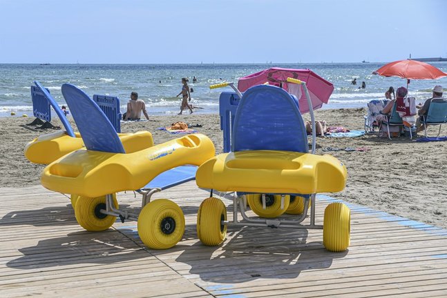 Punto de baño accesible en la playa del Cabanyal (València)