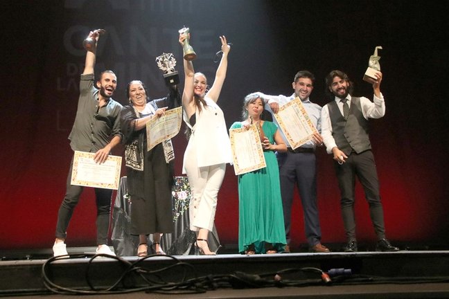 Foto de familia de los ganadores del Festival del Cante de las Minas