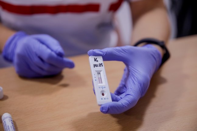 Archivo - Personal sanitario de Cruz Roja muestra el resultado de un test rápido de detección de anticuerpos IgG e IgM llevado a cabo a profesores en el Instituto de Formación Integral en Seguridad y Emergencias (IFISE), en Colmenar Viejo, Madrid (España)