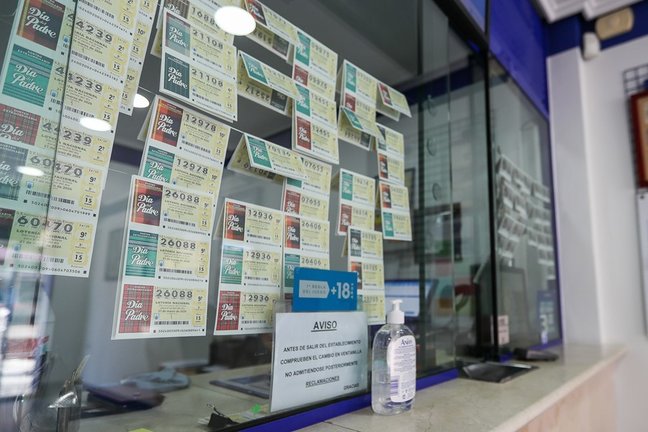 Archivo - Gel desinfectante en el interior de una Administración de Lotería en Manises 