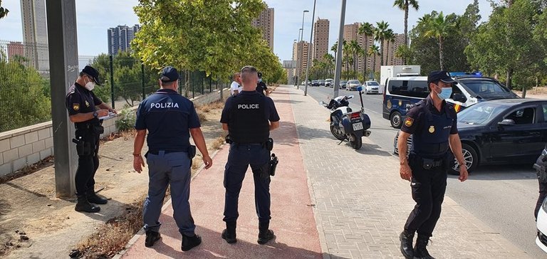 Policías de Francia e Italia patrullan juntos desde el día 2 de agosto en Benidorm para reforzar la seguridad