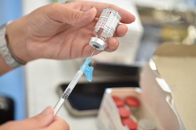 Una enfermera prepara la primera dosis de la vacuna Moderna
