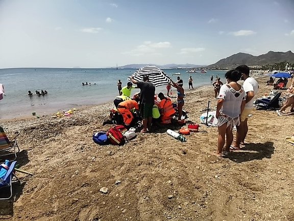 Rescatado un hombre de 77 años que se había quedado inconsciente mientras se bañaba en una playa de Mazarrón