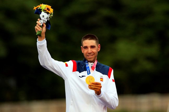 El corredor español de bicicleta de montaña David Valero posa con su medalla de bronce en los Juegos Olímpicos de Tokyo 2020.