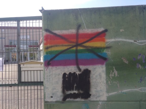 Pintada sobre una bandera LGBTI