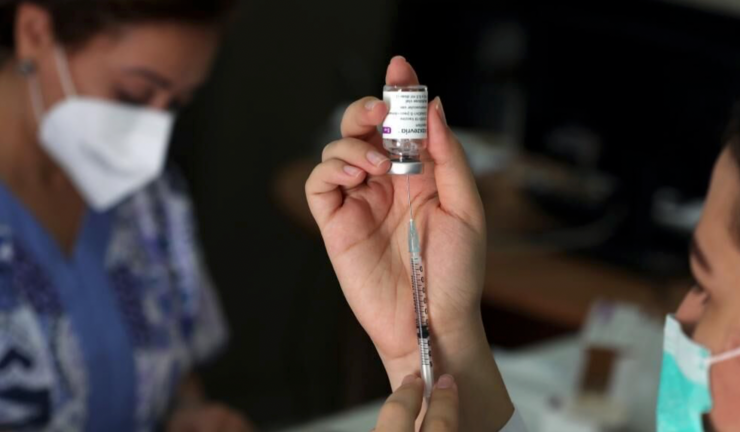 Una sanitaria prepara una dosis de la vacuna contra el coronavirus.EFE