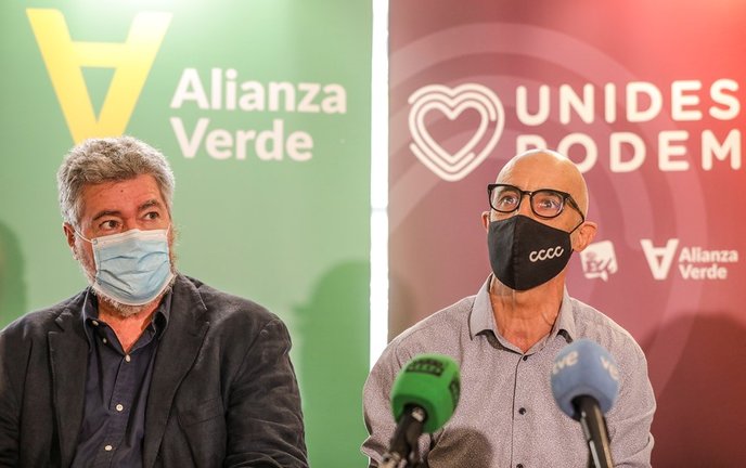 El coordinador de Alianza Verde y diputado de Unidas Podemos en el Congreso, Juantxo López de Uralde, con su secretario de Estudios, Julià Álvaro