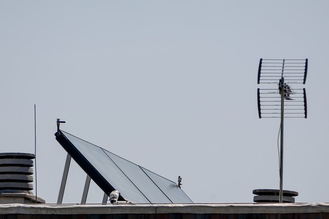 Archivo - Panel solar en el tejado de un edificio.