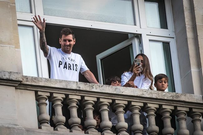 Argentinian striker Lionel Messi greets his supporters from a window of the 'Royal Monceau' hotel in Paris, France, 10 August 2021. Messi arrived to Paris to sign a contract with French soccer club Paris Saint-Germain. (Francia) EFE/EPA/CHRISTOPHE PETIT TESSON