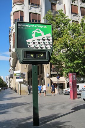 Archivo - Termómetro a 41 grados centígrados en Zaragoza