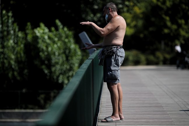 Archivo - Un hombre sin camiseta en el Parque Madrid Río.