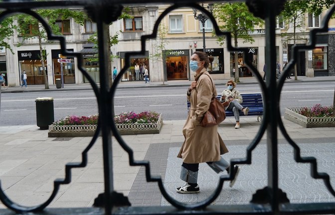 Una persona transita con mascarilla por el centro de la ciudad de Santander. / Hardy