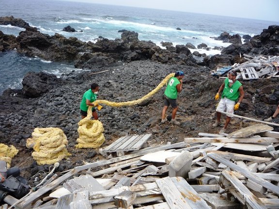 Voluntarios limpiando la isla de Alegranza