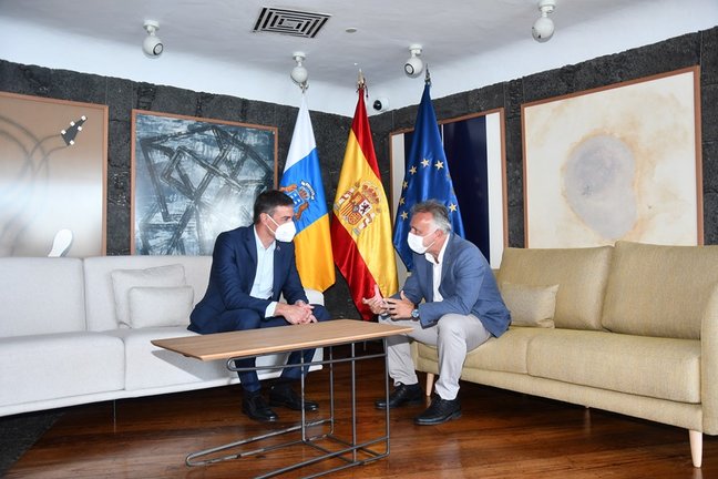 El presidente del Gobierno, Pedro Sánchez), y el presidente de Canarias, Ángel Víctor Torres, reunidos en Arrecife