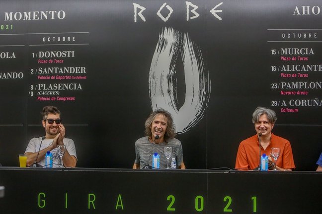 El cantante de Extremoduro, Robe Iniesta (c) junto dos miembros de su banda, durante una rueda de prensa en el Círculo de Bellas Artes, a 11 de agosto de 2021, en Madrid, (España). Durante la rueda de prensa, el guitarrista, cantante y compositor de Extre