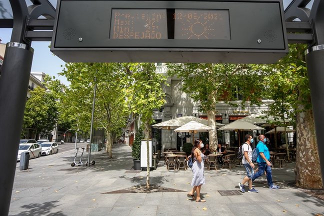 Un termómetro de una parada de bus indica la temperatura en el día de hoy, la máxima de 38ºC y la mínima de 24ºC, a 11 de agosto de 2021, en Madrid (España). La primera ola de calor del verano deja temperaturas muy altas en España desde este miércoles y h
