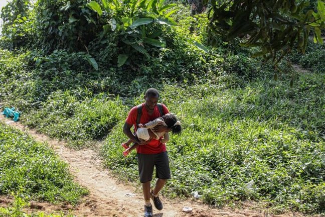 Archivo - Un hombre migra hacia Estados Unidos a través de la selva de Darién, entre Colombia y Panamá.