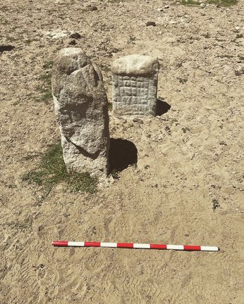 Recuperan un epígrafe de época Romana en la antigua Augustobriga aprovechando el bajo nivel del pantano de Valdecañas