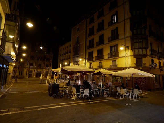 Archivo - Unos jovenes en una terraza de la plaza del ayuntamiento de Pamplona alrededor de la media noche