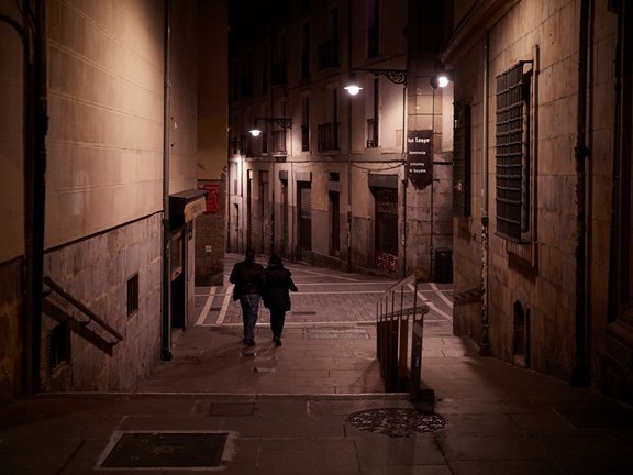 Archivo - Una pareja por la Calle Bajada de Javier de Pamplona alrededor de la media noche 