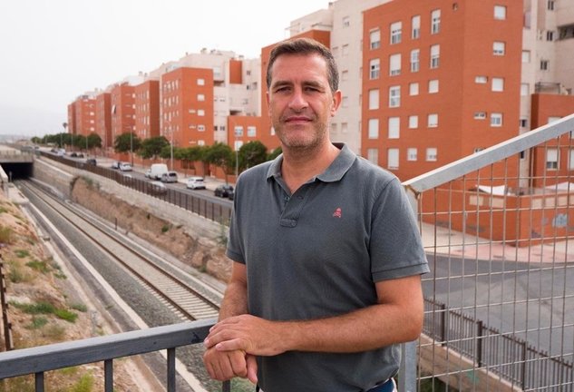El diputado nacional del PP Miguel Ángel Castellón junto a las vías del tren en Almería.
