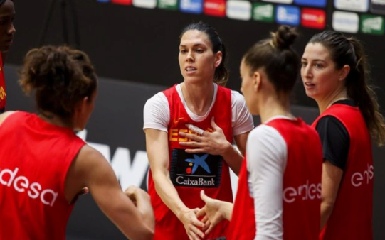 Anna Cruz habla con sus compañeras durante la concentración de la selección española femenina de baloncesto en Valencia en noviembre de 2020 - Ivan Terron / AFP7 / Europa Press - Archiv