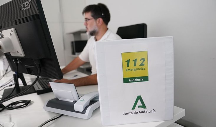 Archivo - Operador del servicio de Emergencias 112 Andalucía.