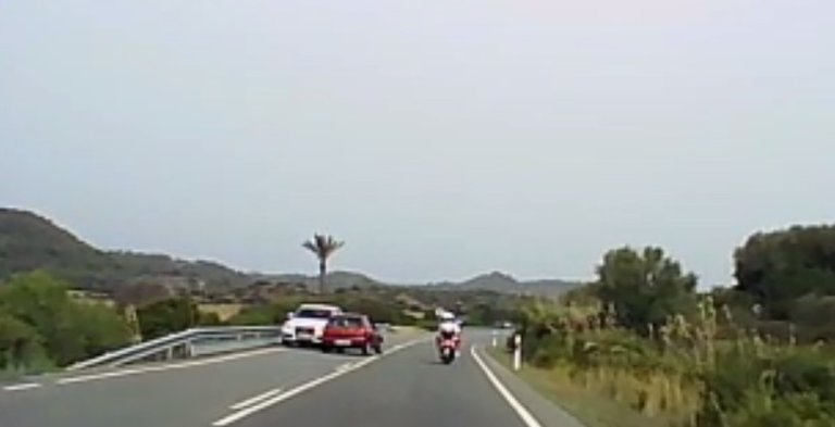 Captura del vídeo con el adelantamiento temerario en Menorca.