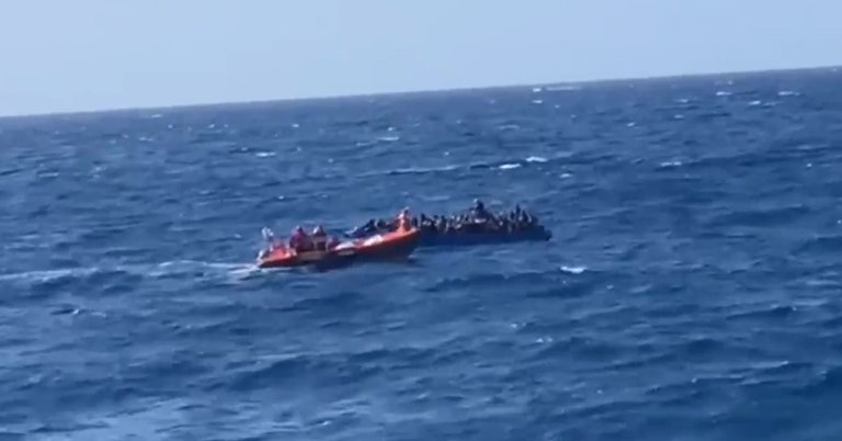 Archivo - El buque Open Arms ha rescatado este sábado a un centenar de personas