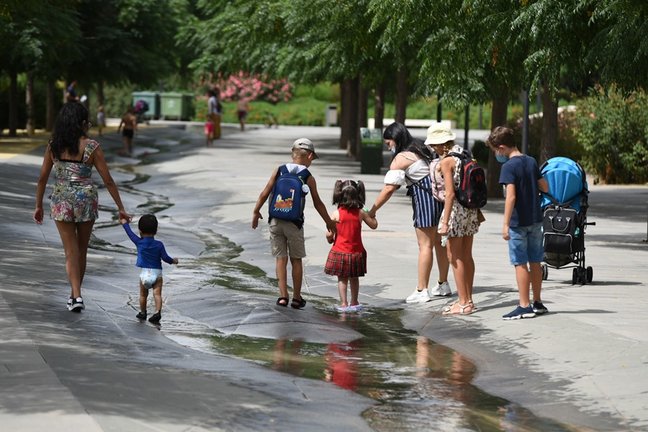 Varios niños pasan por un arroyo de agua en el Parc Central, a 12 de agosto de 2021, en Valencia, Comunidad Valenciana (España). Como consecuencia de la ola de calor que comenzó ayer en toda España, la Comunitat Valenciana alcanzará durante la jornada de 