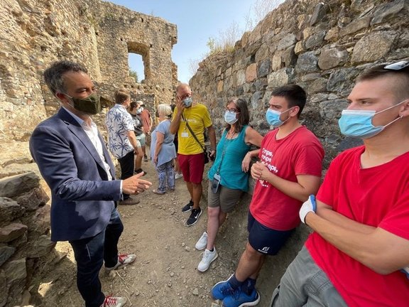El secretario de Infancia, Adolescencia y Juventud de la Generalitat, Alexis Serra, en una visita al campo de trabajo de arqueología del Castillo de Sant Iscle de Vidreres