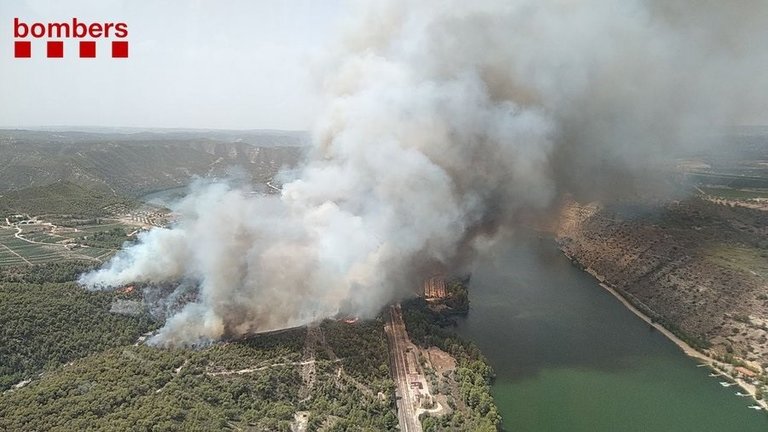 Sucesos.- Adif corta el paso de trenes en la zona del incendio de la Pobla de Massaluca (Tarragona)