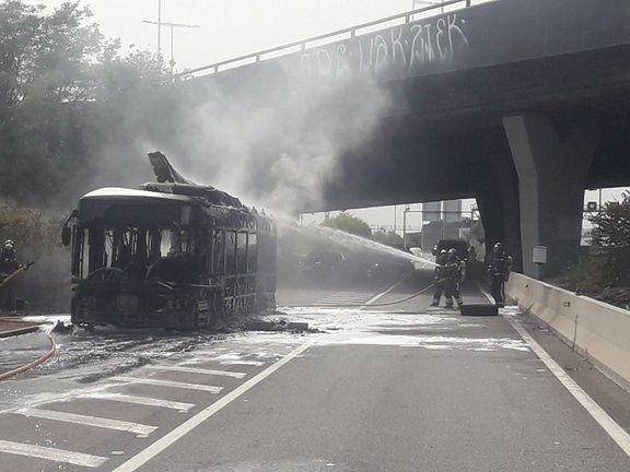 Un autobús se incendia en la Diagonal de Barcelona sin causar heridos