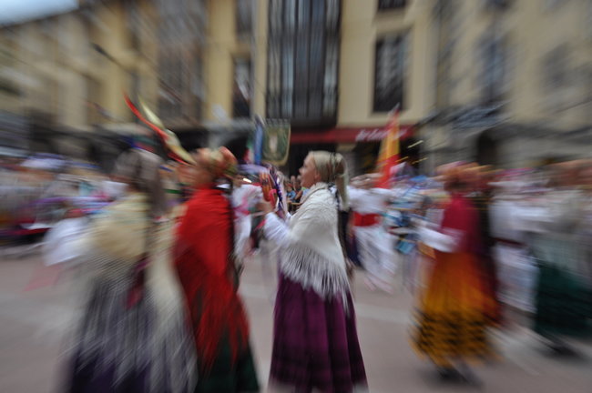Vista de la plaza roja en las fiestas del 2019, cantando a la Virgen. / S. Díaz