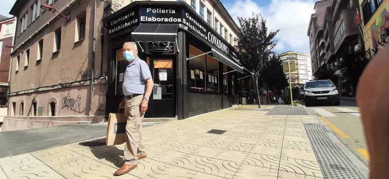 Un hombre sale de hacer la compra de la carnicería Covadonga en Torrelavega. / S. Díaz