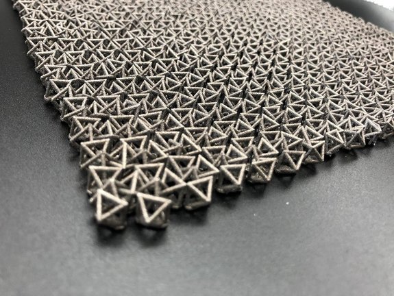 Un material rígido/flexible fabricado a base de octaedros entrelazados