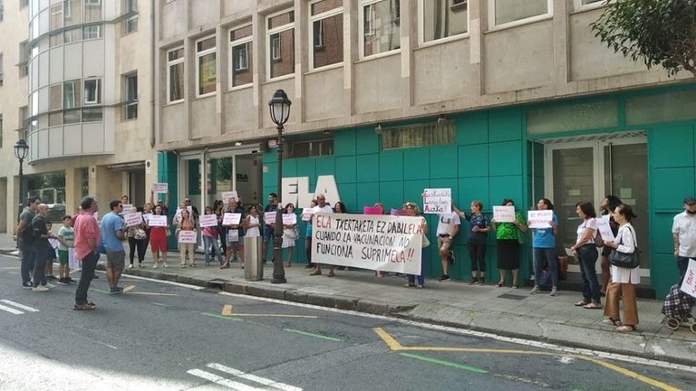 Concentración del colectivo negacionista Plataforma Bizitza ante la sede de ELA en Bilbao