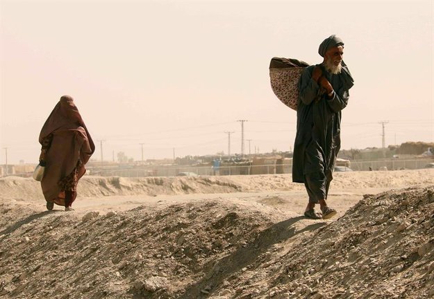 Chaman (Pakistán), 09/08 / 2021.- Personas varadas en la frontera entre Pakistán y Afganistán esperan su reapertura después de que fuera cerrada por los talibanes que han tomado el control del lado afgano de la frontera en Chaman, Pakistán, este lunes 9 Agosto de 2021. EFE/AKHTER GULFAM