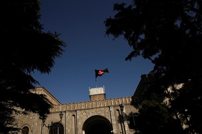 Archivo - La bandera de Afganistán ondea sobre el Palacio Presidencial.