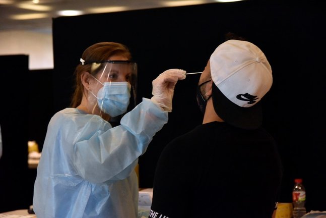 Archivo - Una trabajadora sanitaria realiza un test de antígenos en foto de archivo.