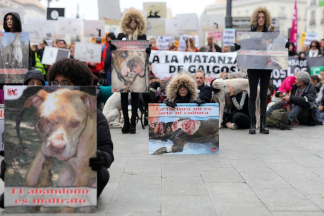 Archivo - Participantes en la manifestación en Madrid "contra la caza, el maltrato, el abandono y la matanza" de perros de caza sostienen carteles, en Madrid (España) a 2 de febrero de 2020.