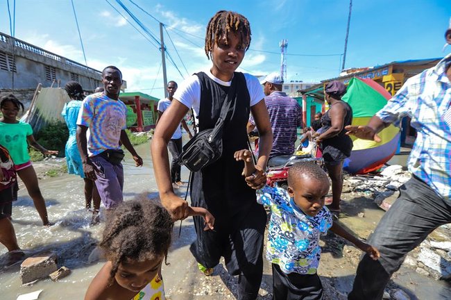 Un grupo de niños salen a la calle tras un seísmo de 7,2 grados hoy, en Los Cayos (Haití). El terremoto se registró a las 08.29 hora local (12.29 GMT) al noreste de Saint-Louis du Sud, en el sur de Haití, y tuvo una profundidad de 10 kilómetros, de acuerdo con el Servicio Geológico de Estados Unidos (USGS, en inglés). EFE/ Ralph Tedy Erol