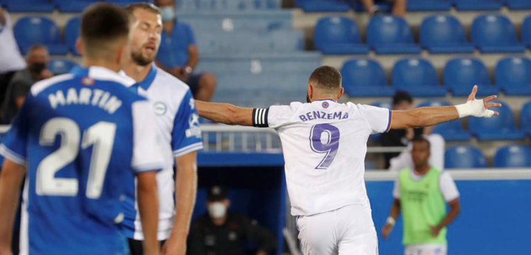 El delantero francés del Real Madrid Karim Benzema (d) celebra su gol, tercero del equipo ante el Alavés, durante el partido de la primera jornada de LaLiga que se disputa este sábado en el estadio de Mendizorroza. EFE/Adrián Ruiz-Hierro