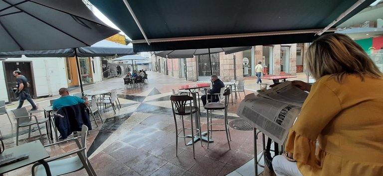 Una persona ojea el diario ALERTA en una cafetería de la calle Escalante de Torrelavega. / S. Díaz