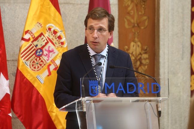El alcalde de Madrid, José Luis Martínez-Almeida, durante la ceremonia de entrega de las Palomas de Bronce - Cuerpo de Bomberos, con motivo de la celebración de la Virgen de la Paloma, en el Patio de Cristales de la Plaza de la Villa.